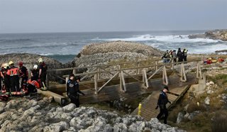 Servicios de emergencias trabajan en el lugar de los hechos, a 3 de marzo de 2026, en Santander, Cantabria (España). T