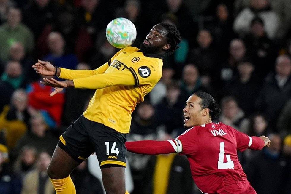 Tolu Arokodare y Virgil van Dijk en el Wolverhampton-Liverpool en el Molineux Stadium
