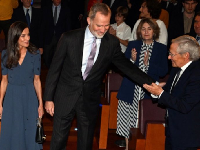 Archivo - La Reina Letizia, el Rey Felipe y el periodista Fernando Ónega durante la entrega de los Premios de la Asociación de la Prensa de Madrid celebrados en el Auditorio Caja de Música CentroCentro, a 20 de mayo de 2025, en Madrid (España).