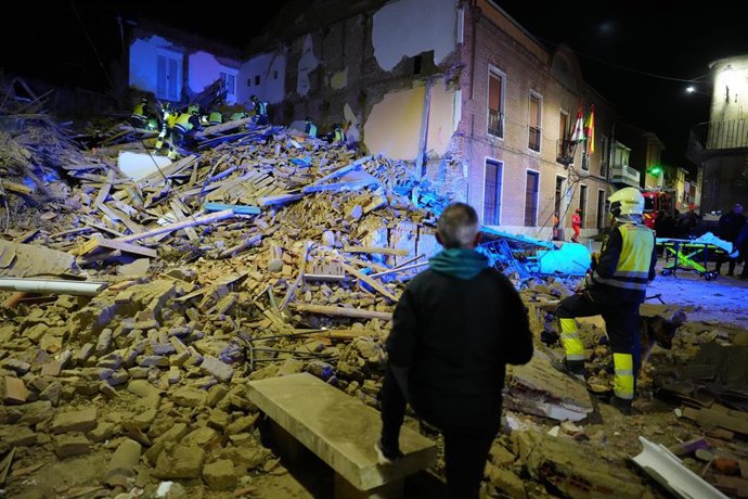 Varios servicios de emergencia trabajan en el lugar del suceso, a 3 de marzo de 2026, en Siete Iglesias de Trabancos, Valladolid, Castilla y León (España). Al menos dos mujeres y un varón han quedado atrapadas entre los escombros tras el derrumbe de un ed