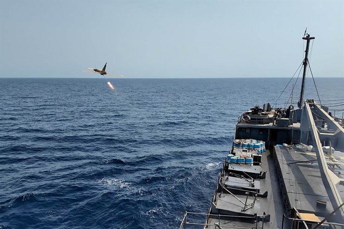 Archivo - Arquivo - 20 de agosto de 2025, Golfo de Omã, Oceano Índico, Irã: Um míssil iraniano é disparado de um navio durante um exercício militar em um local não revelado no sul do Irã. Em 21 de agosto, o Irã iniciou dois dias de exercícios militares no