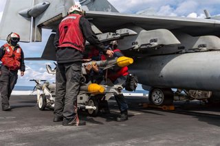Personal de la Armada de EEUU carga munición en un caza a bordo del portaaviones USS Gerald R. Ford que opera en apoyo de la Operación Furia Épica contra Irán