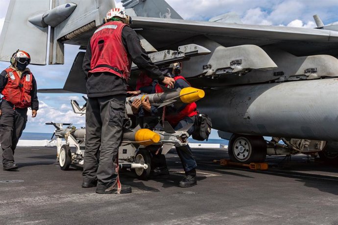 Personal de la Armada de EEUU carga munición en un caza a bordo del portaaviones USS Gerald R. Ford que opera en apoyo de la Operación Furia Épica contra Irán