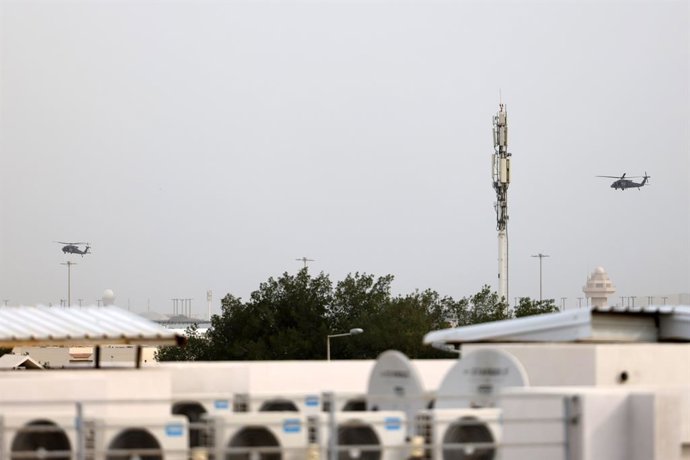 02 de março de 2026, Catar, Doha: Helicópteros da Força Aérea do Catar sobrevoam Doha. O Catar abateu dois caças iranianos na segunda-feira, informou o Ministério da Defesa, marcando uma nova escalada desde que o atual conflito eclodiu há dois dias. Foto: