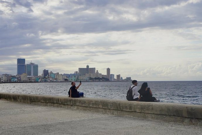 Archivo - HAVANA, Jan. 26, 2026  -- People rest at the Malecon in Havana, Cuba, Jan. 26, 2026.