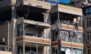 Un edifici enfront de l'oficina del canal de televisió libanès Al Mayadeen, a Beirut, sofreix danys després d'un atac amb drons d'Israel