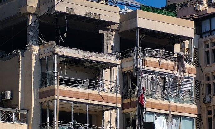 Un edifici enfront de l'oficina del canal de televisió libanès Al Mayadeen, a Beirut, sofreix danys després d'un atac amb drons d'Israel