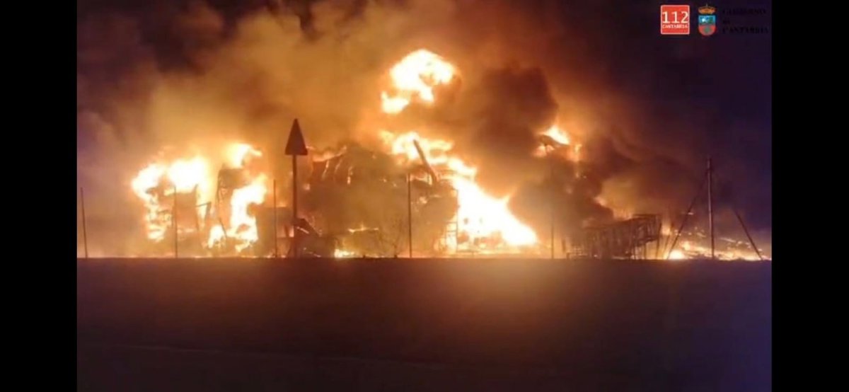 Un incendio arrasa una nave industrial en Los Tánagos y los bomberos trabajan en que no se propague