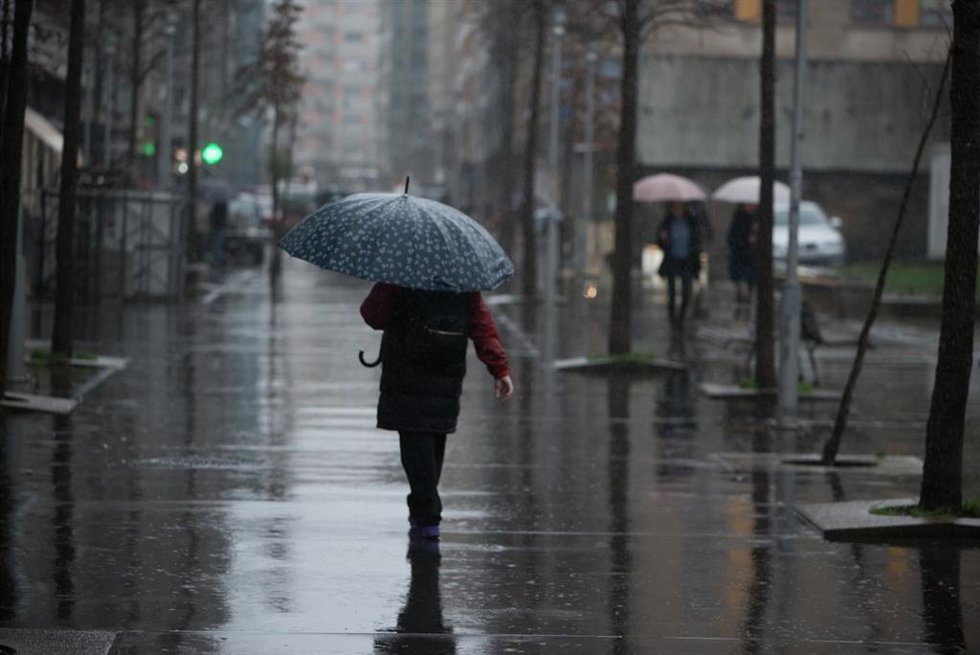 Archivo - Una persona con paraguas para protegerse de la lluvia camina por la Rua Loureiro Crespo, a 16 de enero de 2023, en Pontevedra, Galicia (España).  
