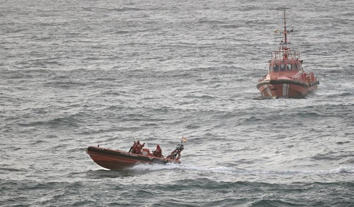 Equipos de rescate trabajan en el lugar de los hechos