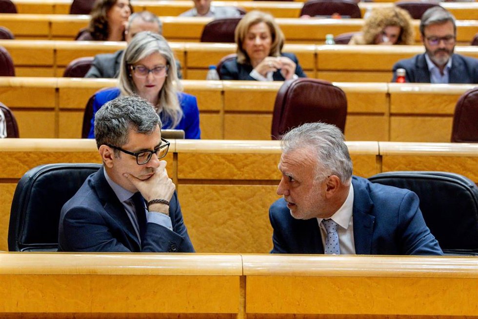 El ministro de la Presidencia, Justicia y Relaciones con las Cortes, Félix Bolaños (i) y el ministro de Política Territorial y Memoria Democrática, Ángel Víctor Torres (d), en el Senado, a 3 de marzo de 2026, en Madrid (España).