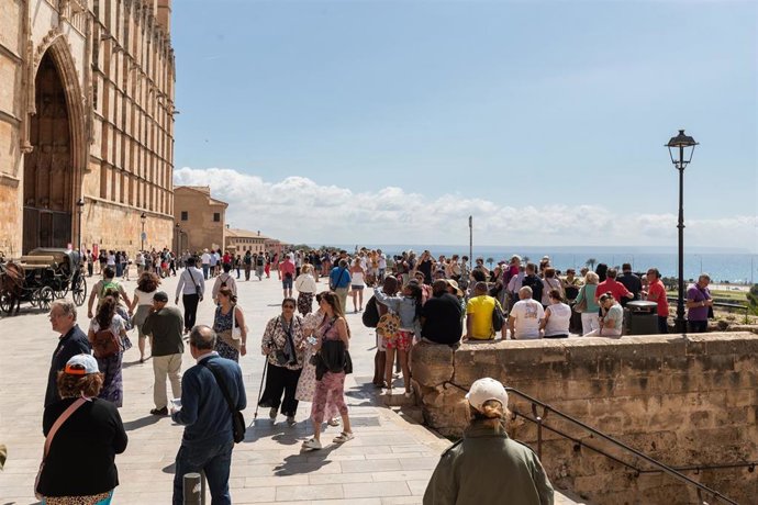 Archivo - Varios turistas en las inmediaciones de la catedral de Mallorca.