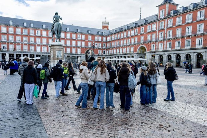 Turistas en la Plaza Mayor, a 8 de febrero de 2026, en Madrid (España). Según el Instituto Nacional de Estadística (INE), el turismo se convirtió en 2025 en uno de los principales sectores económicos de Madrid y alcanzó su mejor registro en gasto turístic