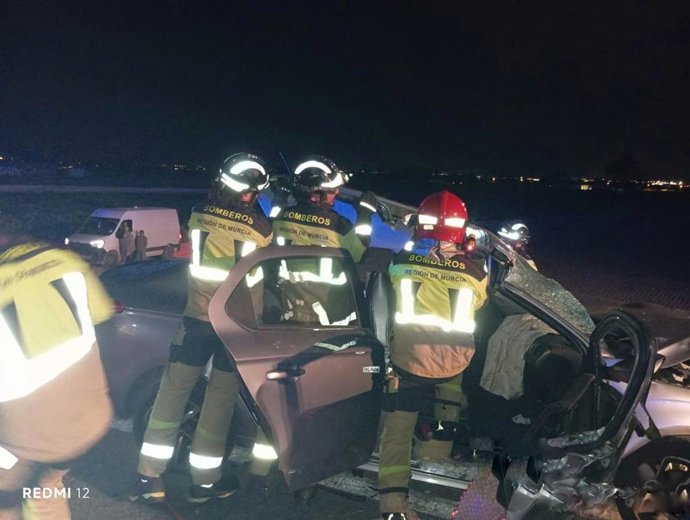 Accidente de tráfico, colisión frontal de dos vehículos