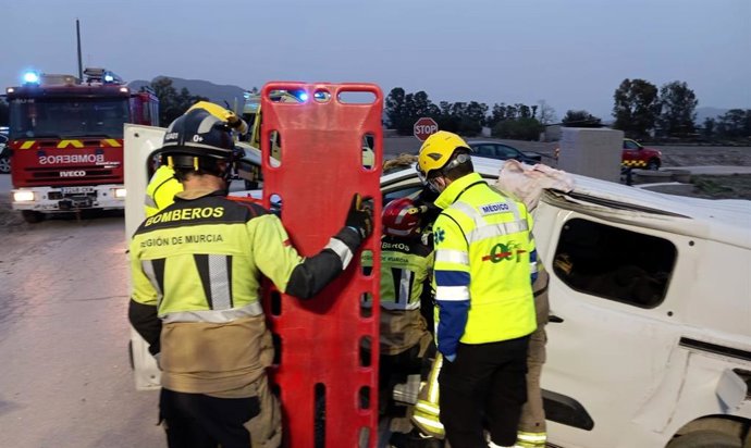 Accidente de tráfico en un camino rural en Puerto Lumbreras