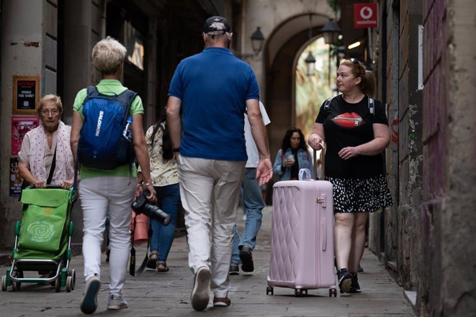 Archivo - Varios turistas