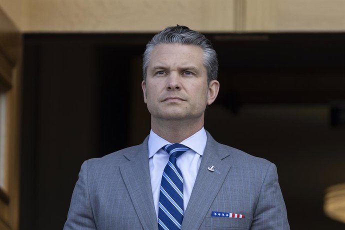 Archivo - Arquivo - 17 de julho de 2025, Arlington, Virgínia, EUA: O secretário de Defesa dos EUA, Pete Hegseth, recebe o príncipe herdeiro do Bahrein, Salman bin Hamad Al Khalifa, no Pentágono, em Washington, D.C., em 17 de julho de 2025.