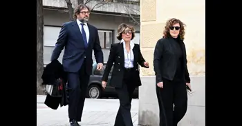 La viuda y los hijos de Fernando Ónega, Sonsoles, Cristina y Fernando, devastados en su último adiós