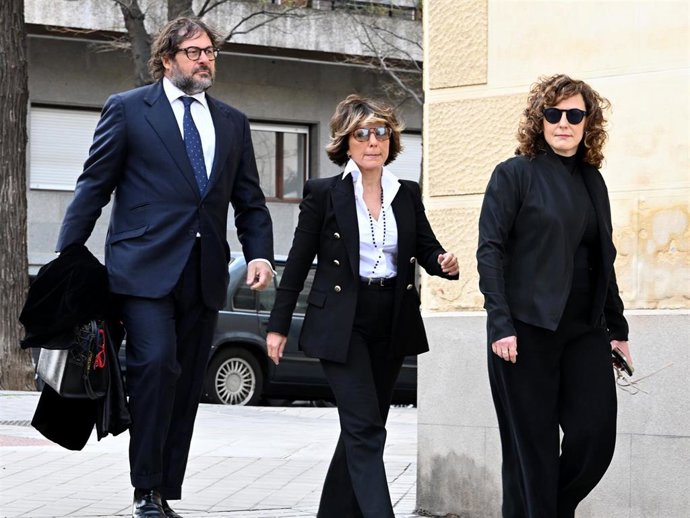 Sonsoles Ónega, su pareja, Juan Montes, y Cristina Ónega llegan a la capilla ardiente de Fernando Ónega en la Casa de Galicia de Madrid