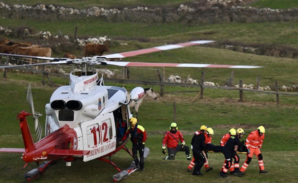 Equipos de rescate trabajan en el lugar de los hechos, a 3 de marzo de 2026, en Santander, Cantabria (España). T