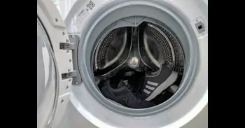 Los 3 errores comunes que puedes estar cometiendo que hace que la ropa no salga limpia de la lavadora