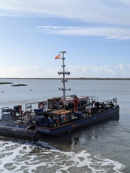 Maquinaría para realizar el dragado en el Puerto de El Terrón (Huelva)