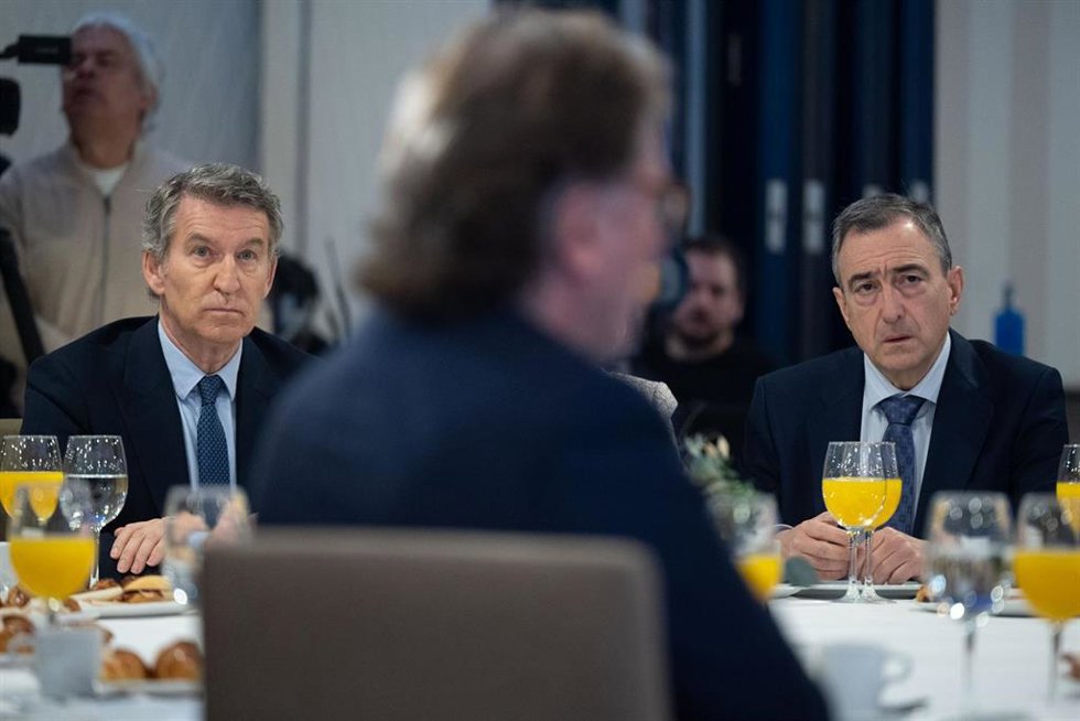 El presidente del PP, Alberto Núñez Feijóo, y el presidente del EBB del PNV, Aitor Esteban, en el encuentro Forum Europa Tribuna Euskadi en Bilbao.