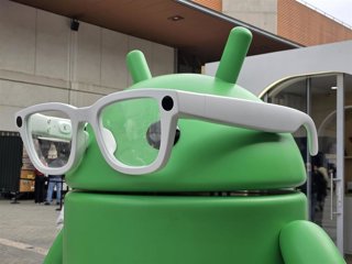 Figura de Android con gafas inteligentes de Google en MWC 2026.