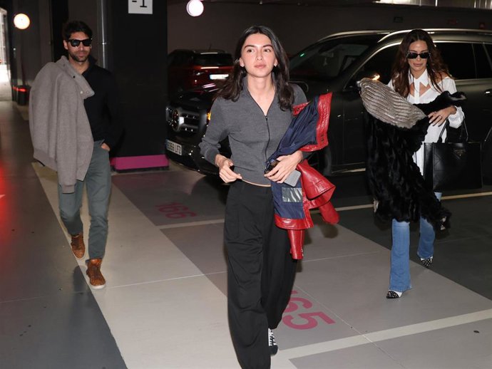 Cayetano Rivera, Lucía Rivera y Tamara Gorro a su llegada a un restaurante