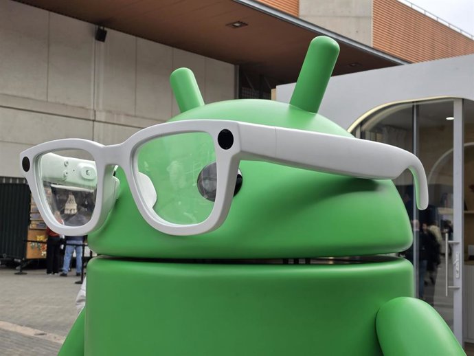 Figura do Android com óculos inteligentes do Google na MWC 2026.