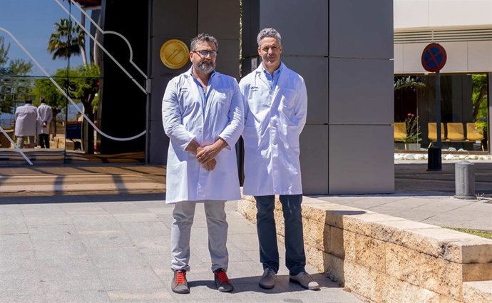 Los doctores Francisco Javier Fernández García y Luis Lobato Bancalero, jefe del Servicio General de Cirugía General y cirujano general y responsable de la Unidad de Proctología, respectivamente, del Hospital Vithas Xanit Internacional.