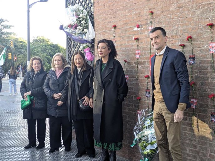 Archivo - El coordinador federal de IU, Antonio Maíllo, junto a las hermanas de Manuel José García Caparrós