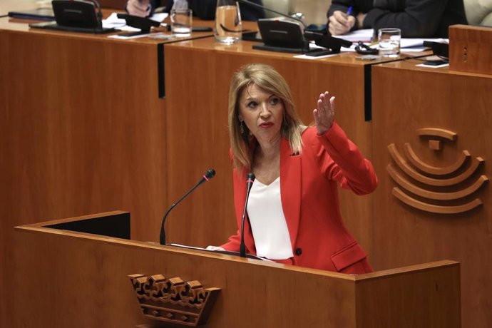 La portavoz del Grupo Socialista en la Asamblea de Extremadura, Piedad Álvarez, en el debate de investidura de María Guardiola