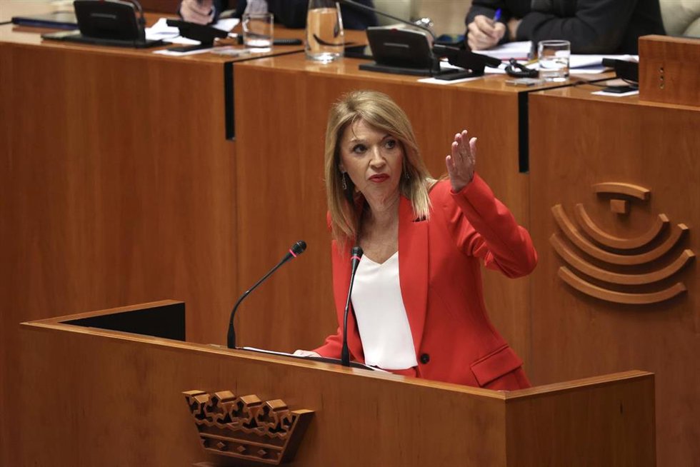 La portavoz del Grupo Socialista en la Asamblea de Extremadura, Piedad Álvarez, en el debate de investidura de María Guardiola