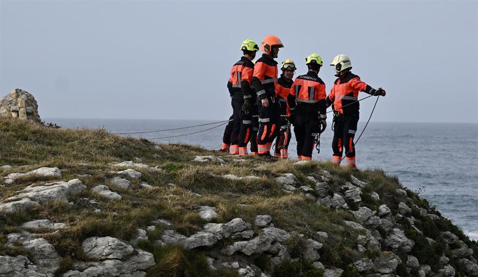 Equipos de rescate trabajan en el lugar de los hechos, a 3 de marzo de 2026, en Santander, Cantabria (España).