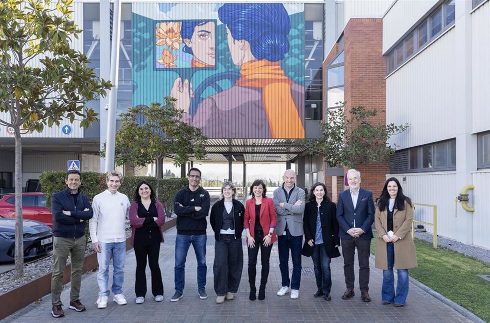 La UPV lleva Dones de Cincia a la fábrica de Seat en Martorell con un mural en homenaje a la inventora del retrovisor