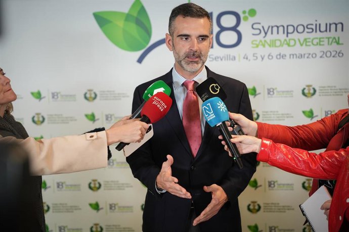 El consejero de Agricultura, Pesca, Agua y Desarrollo Rural de la Junta de Andalucía, Ramón Fernández-Pacheco, atiende a los medios antes de intervenir en la inauguración del 18º Symposium Sanidad Vegetal, que tiene lugar en Sevilla.  