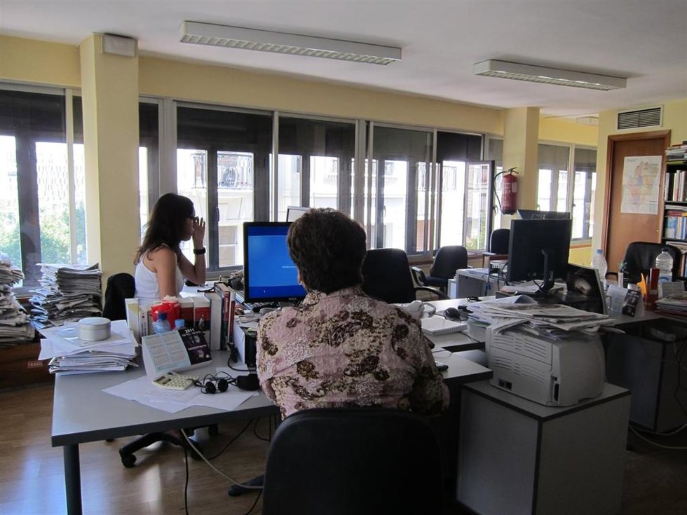Archivo - Imagen de archivo de trabajadoras en oficina
