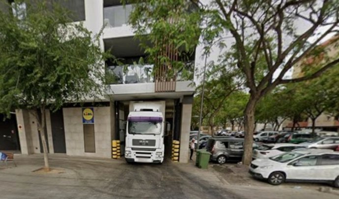 Vianants Mallorca critica el uso de camiones cerca de zonas escolares.