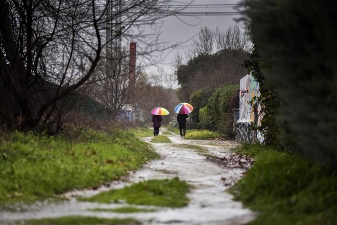 Archivo - Una pareja camina hacia la Estación de San Yago, en la sierra norte de Madrid, a 19 de enero de 2024, en Madrid (España). 