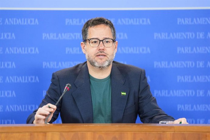 El portavoz del Grupo Mixto-AdelanteAndalucía, José Ignacio García, durante la ronda de ruedas de prensa de portavoces de los grupos parlamentarios en el Parlamento de Andalucía, a 4 de marzo de 2026 en Sevilla (Andalucía, España). Los portavoces de los g