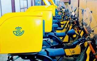 Archivo - Flota de vehículos de Correos en Zaragoza