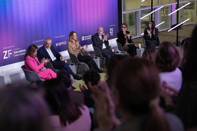 Archivo - (I-D) Blanca Sorigué (CZFB), Pere Navarro (CZFB), Maria Eugènia Gay, Carlos Prieto, Ana María Martínez Y Saray Espejo.