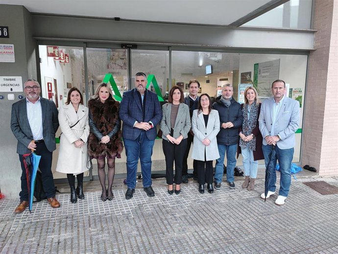 Diputados provinciales y concejales del PSOE en el centro de salud de Alhaurín el Grande.