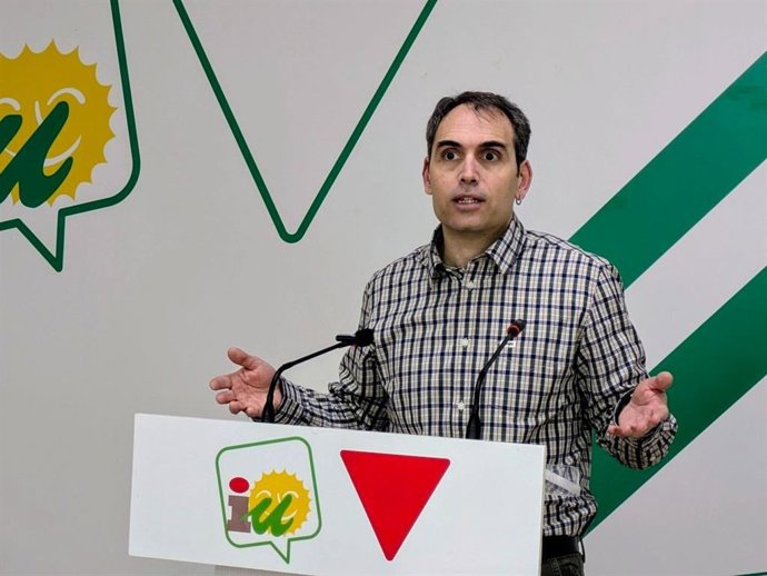 El coordinador regional de IU en Andalucía, Toni Valero, en rueda de prensa. (Foto de archivo).