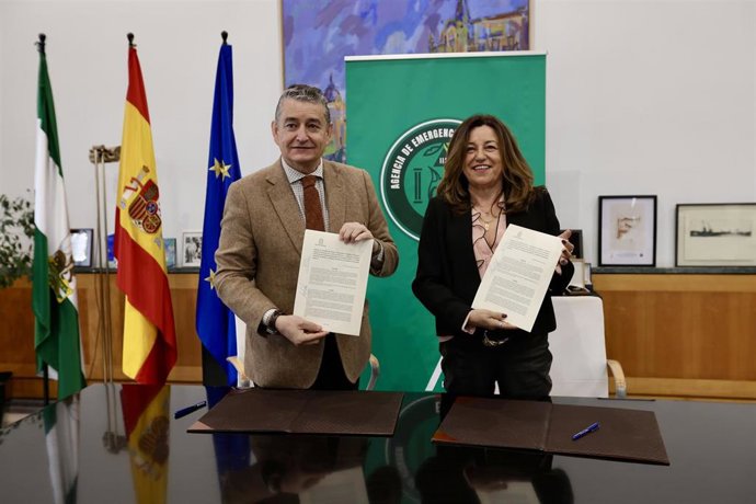 Los consejeros de la Junta de Sanidad, Presidencia y Emergencias, Antonio Sanz, y de Desarrollo Educativo y Formación Profesional, Carmen Castillo, firman un convenio para el impulsode la formación profesional en materia de emergencias.