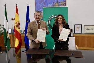 Los consejeros de la Junta de Sanidad, Presidencia y Emergencias, Antonio Sanz, y de Desarrollo Educativo y Formación Profesional, Carmen Castillo, firman un convenio para el impulsode la formación profesional en materia de emergencias.
