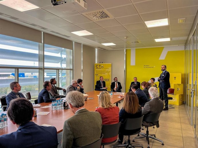 El presidente de CTA, Beltrán Pérez, y el Director General de LLYC en Madrid, Iñaki Ortega, en una mesa sobre la jornada 'El nuevo ciclo europeo: posicionamiento estratégico de las empresas andaluzas'.