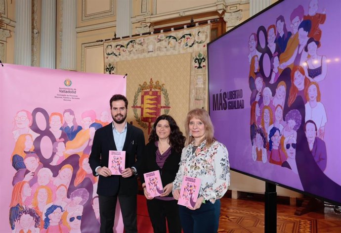 El Concejal De Personas Mayores, Familia Y Servicios Sociales, Rodrigo Nieto, Y Miembros De La Concejalía En La Presentación Del Programa Del 8M.