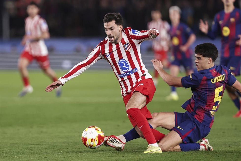 Alex Baena y Pau Cubarsí pelean por un balón durante el partido de vuelta de las semifinales de la Copa del Rey Mapfre 2025-2026